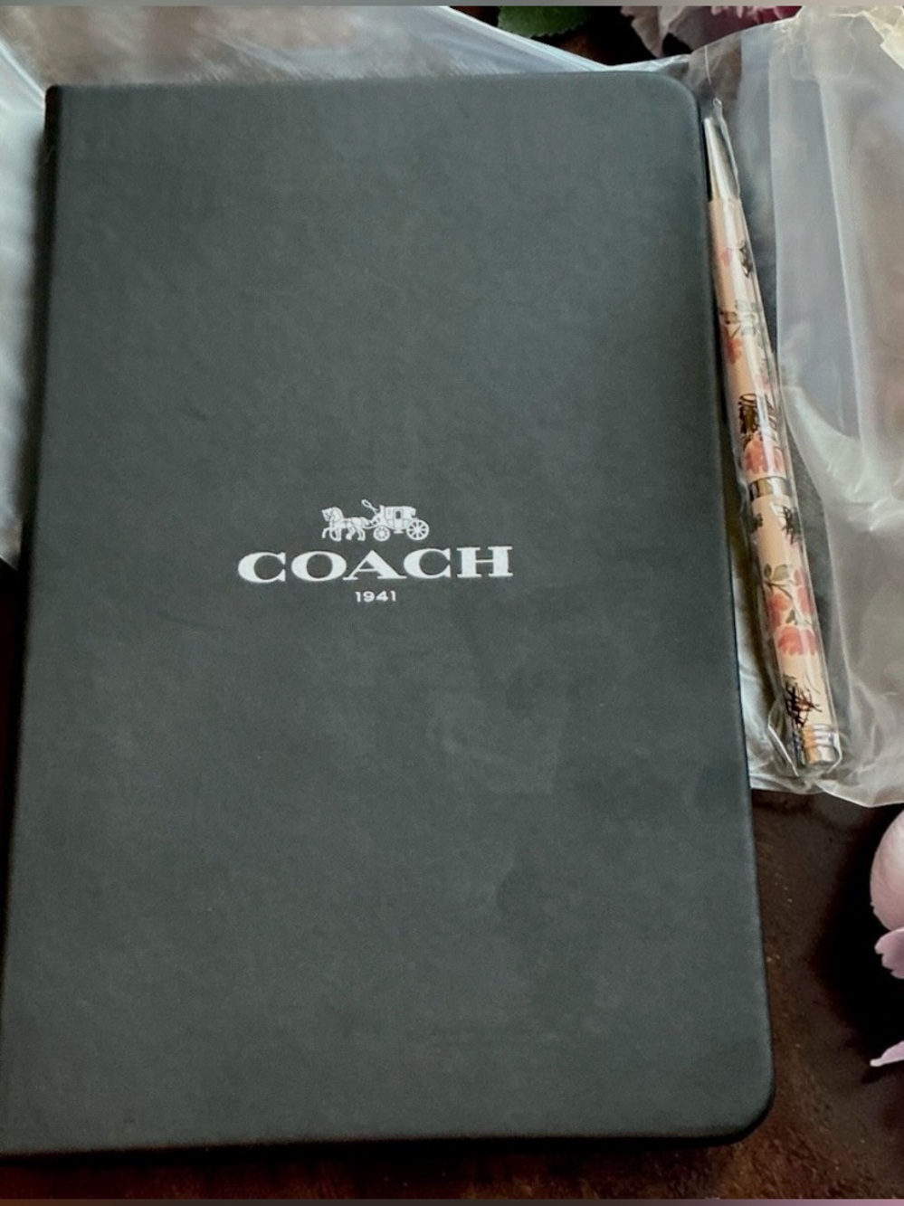 Coach, leather JOURNAL Japan exclusive w/floral Cashin signature pen NIP